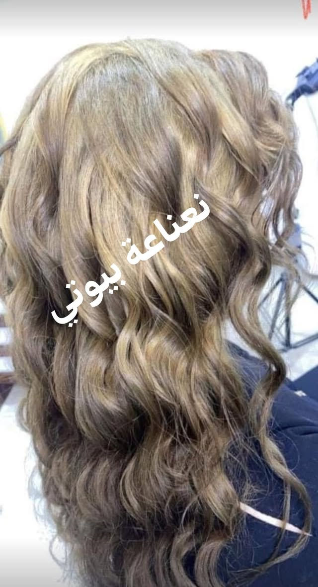 💎 Nanaa Beauty

قائمة الخدمات والأسعار

💅 قسم الأظافر

* جلش (Gel Polish) — 10,000 د.ع
* تقوية الأظافر (Strong Base) — 15,000 د.ع
* سوفت جل — 25,000 د.ع
* هارد جل — 20,000 د.ع
* إكستنشن جل — 30,000 د.ع
* إزالة الجل — 10,000 د.ع
* نيل آرت — يبدأ من 10,000 د.ع

👁️ الرموش

* كلاسيك — 20,000 د.ع
* هايبرد — 25,000 د.ع
* فوليوم — 30,000 د.ع
* إزالة الرموش — 10,000 د.ع

💄 المكياج

* مكياج ناعم — 20,000 د.ع
* مكياج مناسبات — 25,000 د.ع

🎨 التاتو التجميلي

* فيبروز — 50,000 د.ع
* رتوش — 25,000 د.ع

✨ العناية بالبشرة

* تنظيف بشرة عادي — 15,000 د.ع
* هيدرافيشل — 20,000 د.ع
* هيدرافيشل مع تقشير ماسي — 25,000 د.ع

💇‍♀️ الشعر

🎨 الأصباغ

* صبغة لون واحد — يبدأ من 25,000 د.ع
* صبغة مع جذور — يبدأ من 30,000 د.ع
* سحب لون — يبدأ من 30,000 د.ع
* تصحيح لون — يبدأ من 30,000 د.ع
* هايلايت — يبدأ من 35,000 د.ع
* بالياج — يبدأ من 35,000 د.ع

💆‍♀️ المعالجات

* بوتوكس شعر — يبدأ من 25,000 د.ع
* بروتين شعر — يبدأ من 25,000 د.ع
* علاج ترطيب عميق — يبدأ من 20,000 د.ع
* جلسة إنعاش للشعر التالف — يبدأ من 25,000 د.ع

💇 التسريحات

* استشوار — 10,000 د.ع
* ويفي — 15,000 د.ع
* تسريحة مناسبات — 25,000 د.ع

⸻

📌 ملاحظات

* الأسعار قد تختلف حسب طول وكثافة الشعر.
* يُفضّل الحجز المسبق لضمان الموعد.
* نستخدم منتجات أصلية وعالية الجودة للحفاظ على صحة الشعر والبشرة والأظافر.

📞 للحجز والاستفسار

📱 واتساب أو اتصال: ***********
