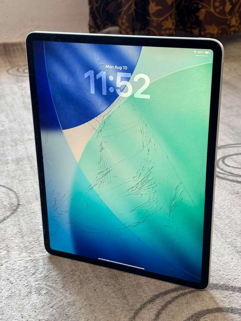 سلام عليكم عندي iPad pro 12.9 (3rd generation) 2018
الجهاز يشتغل طبيعي بس الزجاج الشاشه مكسور بس شاشه داخلي ما مكسور يشتغل المس حتى بأستخدام القلم يشتغل الجهاز نظيف بطاريه جيدة الجهاز اني جايبه من امريكا 
السعر:250 الف (بي مجال)
مكاني: دهوك
الرقم: ***********
￼

