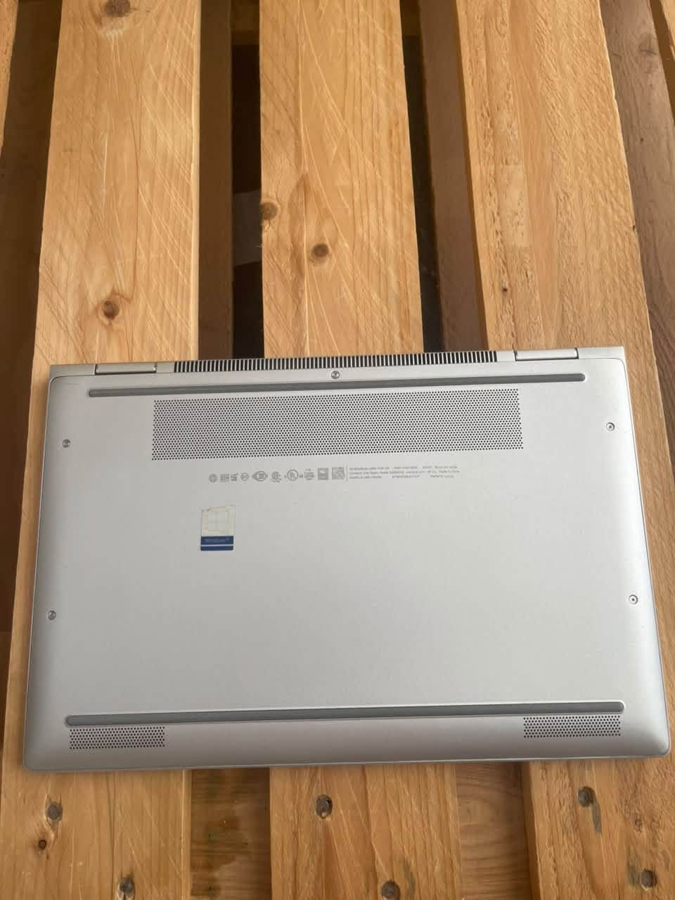 HP EliteBook x360 1030 G3 — المواصفات الكاملة

الشكل: حاسوب محمول قابل للتحول مقاس 13.3 بوصة مع مفصل بدوران 360°

المعالج: الجيل الثامن من Intel Core i5-8350U

الرسومات: Intel UHD Graphics 620 (مدمجة)

الذاكرة: 8 جيجابايت LPDDR3-2133 ميجاهرتز

التخزين: 256 جيجابايت SSD من نوع PCIe NVMe (بتنسيق M.2)

الشاشة: شاشة لمس IPS مقاس 13.3 بوصة، Full HD (1920 × 1080)، سطوع 400 شمعة (أو 700 شمعة مع HP Sure View)

المنافذ: 2x USB-C (Thunderbolt 3)، 1x USB 3.1 Gen 1، 1x HDMI 1.4، 1x مقبس سماعة/ميكروفون مشترك

الاتصال اللاسلكي: Wi-Fi 802.11ac، Bluetooth 4.2؛ NFC و4G LTE اختياريان

الأبعاد: 30.58 × 20.5 × 1.58 سم (12.04 × 8.07 × 0.62 بوصة)

الوزن: يبدأ من 1.25 كجم (2.76 رطل)

البطارية: 4 خلايا، 56.2 واط/ساعة ليثيوم أيون؛ محول 65 واط USB-C

الصوت: Bang & Olufsen، أربعة مكبرات صوت، ثلاثة ميكروفونات متعددة الاتجاهات

الكاميرا: كاميرا ويب Full HD 1080p؛ IR اختيارية لـ Windows Hello

لوحة المفاتيح: مضاءة خلفياً، مقاومة للانسكاب، HP Premium Collaboration Keyboard

الأمان: قارئ بصمات الأصابع، TPM 2.0، فتحة Kensington Nano

نظام التشغيل: Windows 11 Pro 64-bit

الجهاز نظيف جداً، مستخدمه فقط للعمل بل مكتب. الشاشة لمس و بي بصمة وجه و بصمة اصبع لتسجيل دخول و موجود ويا الشاحنة الاصلية والويندوز امفعل ال11 pro مدى الحياة. السعر ٤٠٠ الف و بي مجال.

***********

نص مكتوب في الصور:
- Find a setting System > Display > Advanced display Display information Internal Display Display 1: Connected to Intel(R) UHD Graphics 620 Desktop mode 1920 x 1080, 60.03 Hz Active signal mode 1920 x 1080, 60.03 Hz Variable refresh rate Not Supported Bit depth 6-bit Color format RGB Color space Standard dynamic range (SDR) Display adapter properties for Display 1 Choose a refresh rate A higher rate gives smoother motion, but also uses more power More about refresh ra Dynamic refresh rate To help save power, Windows adjusts the refresh rate up to the selected rate ab Dynamic refresh rate isn't supported More about dynamic refresh rate Related support
- Intel(R) Core(TM) i5-8350U CPU @ 1.70GHz % Utilization 100% 0 60 seconds Utilization 0% Speed 2.48 GHz Processes 186 Threads 2388 Handles 80302 Up time 0:11:06:12 Base speed: 1.90 GHz Sockets: 1 Cores: 4 Logical processors: 8 Virtualization: Enabled L1 cache: 256 KB L2 cache: 1.0 MB L3 cache: 6.0 MB Search ENG 11:46 AM 9/29/2026
- Memory Memory usage 8.0 GB 7.8 GB 60 seconds 0 Memory composition In use (Compressed) 4.6 GB (136 MB) Available 3.2 GB Speed: Slots used: Form factor: Hardware reserved: 2133 MT/s 2 of 2 Row of chips 157 MB Committed 3.9/9.7 GB Cached 2.3 GB Paged pool 312 MB Non-paged pool 284 MB Q Search ENG 11:47 AM 9/29/2026
- Run new task GPU Intel(R) UHD Graphics 620 3D 0% Copy 0% Video Decode 0% Video Processing 0% Shared GPU memory 3.9 GB Utilization 0% GPU Memory 0.1/3.9 GB Shared GPU memory 0.1/3.9 GB Driver version: 31.0.101.2140 Driver date: 11/5/2025 DirectX version: 12 (FL 12.1) Physical location: PCI bus 0, device 2, function 0 Search ENG 11:47 AM 9/29/2026