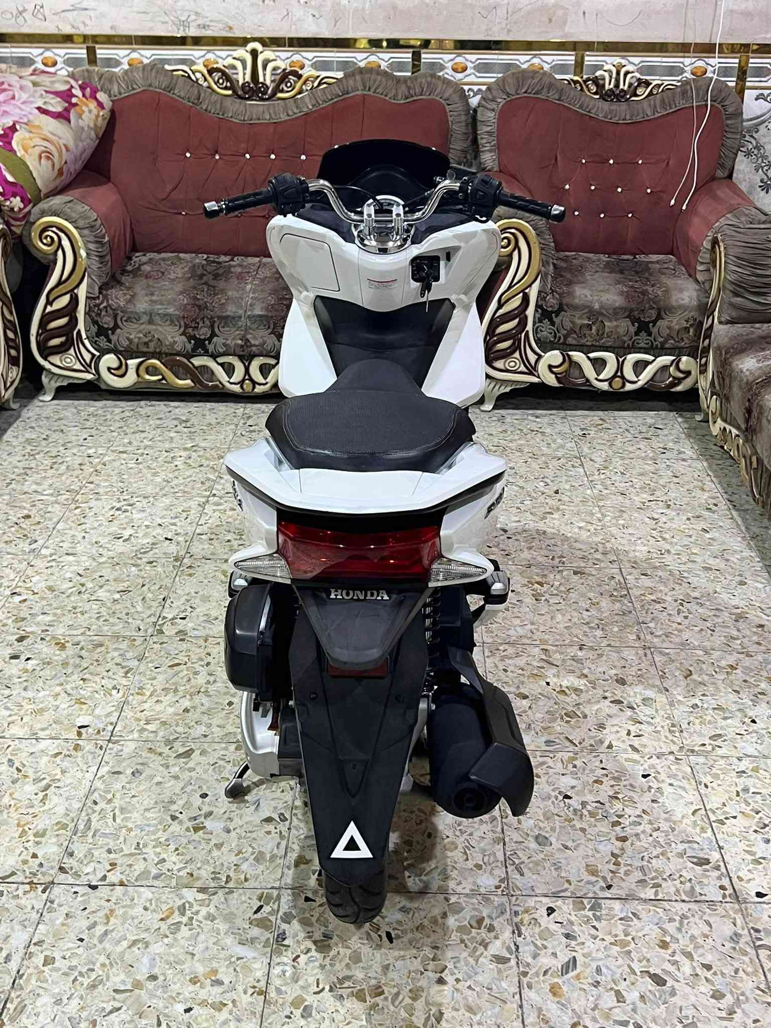 السلام عليكم بي سي اكس جيل الثاني ياباني  دراجه مال رمبه صاله شهر من نازله من المعرض وكفاله عامه من جميع النواحي ماشيه 17مكينه 125 كارتونه مكفوله من كلشي وصل المعرض موجود مكاني بغداد ***********
