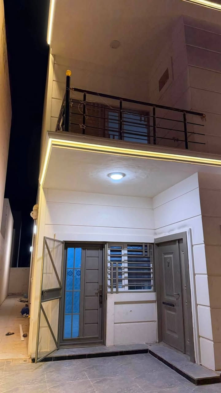السلام عليكم ❤️
دار للبيع #اقساط #اقساط #اقساط✅

مجمع القرية الانكليزية 📍✅

المساحه : 200 متر ✅
الواجهه 10 النزال 20 

يحتوي الدار على : كراج + حديقة + 4 غرف نوم + استقبال مطبخ مع كاونتر  ✅

الدار مغير ديكورات بالكامل من : مجاري + ارضيات + انارات + ابواب + كتايب + مع البيت كاونتر و تخم ✅

المقدمه : 65 مليون و شهري 660 الف بدون سنوي ✅

للاستفسار اكثر مراجعة مكتب عقارات و مقاولات السردام📍✅

او التصال على الرقم الموجود

***********
