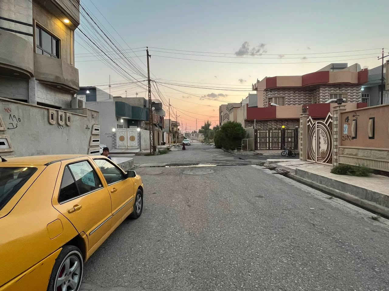 دار للإيجار

في منطقة زيونة سومر 

المساحة ٢٢٤م طابقين  يحتوي على غرفتين نوم +هول+استقبال+مطبخ+كراج واسع+حمام خارجيه

الطابق الثاني يحتوي على غرفتين نوم  الغرفه الاولة تحتوي على بلكونة هول حمامات سطح ناصي +سطح عالي 

للاستفسار والطلب اتصل على الارقام التالية 
***********
***********
