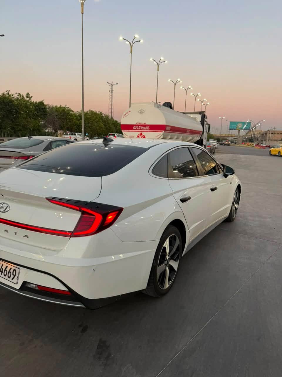 �🚘 للبيع | هيونداي سوناتا 2022 🚘🔥
لون أبيض 🤍 | مواصفات عالية جداً

إذا تدور على سوناتا نظيفة، مواصفات وأمان وراحة… هاي السيارة تستاهل تشوفها 👌🔥

⚙️ المواصفات:

🔹 مكينة 2.5 لتر
🔹 گير أوتوماتيك 8 سرعات
🔹 گير دكم
🔹 شاشة
🔹 كاميرا دوارة 360°
🔹 حساسات أمامية وخلفية

🛡️ أنظمة الأمان والمساعدة:

📡 رادار أمامي
📡 رادار خلفي
📡 رادار جانبي
🛣️ تحديد المسار
🚘 قيادة شبه ذاتية
🅿️ توقف ذاتي
⚠️ تحذير عند الخروج من المسار
🛡️ إيرباكات

✨ إضافات السيارة:

🤍 داخلية نظيفة ومرتبة جداً
✨ جنوط رياضية
🔑 جنطه بصمه
❄️ تبريد ممتاز

🔥 السيارة مواصفاتها عالية ونظافتها تبين بالمعاينة
📋 جاهزة للفحص من أي مكان يختاره المشتري

📞 للاستفسار: ***********
متواجد واتساب 
مكاني بغداد المحموديه ناحيه الرشيد 

للجادين فقط 🌹
سوناتا 2022… مواصفات، أمان، فخامة، وراحة بكل معنى الكلم

