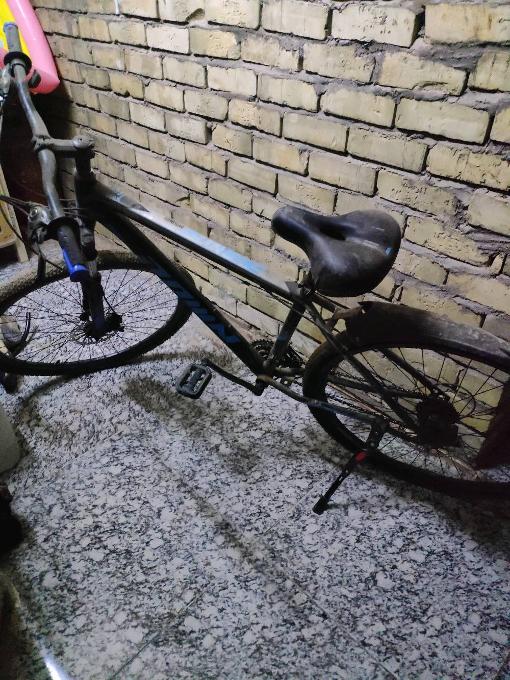 كامل مع لايت وهورن نفس الوقت ومع سرج طبي عريض مع السرج الرياضي + جاملغ امامي وخلفي البايسكل الحجم 29 شركت ايدون  النقص البريك التاير الامامي مع الكير  البريك مكسورة اليدة والكير ما يكلب  االجوب الخلفي تبديل بس البايسكل متروك  سعره 85 وبيه مجال للطيبين للتواصل. ***********