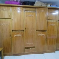 غرفة نوم كاملة بحالة ممتازة للبيع. المحتويات: سرير مزدوج مع كومودينات،...