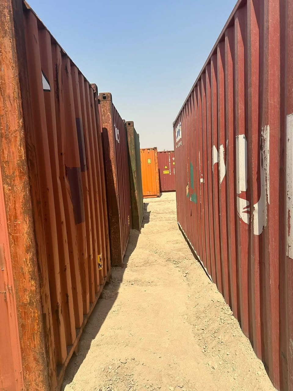 سلام عليكم يوجد حاويات 40قدم نضافه 100/100عنوان بغداد سيطرت لج السفسار علا رقم ***********

