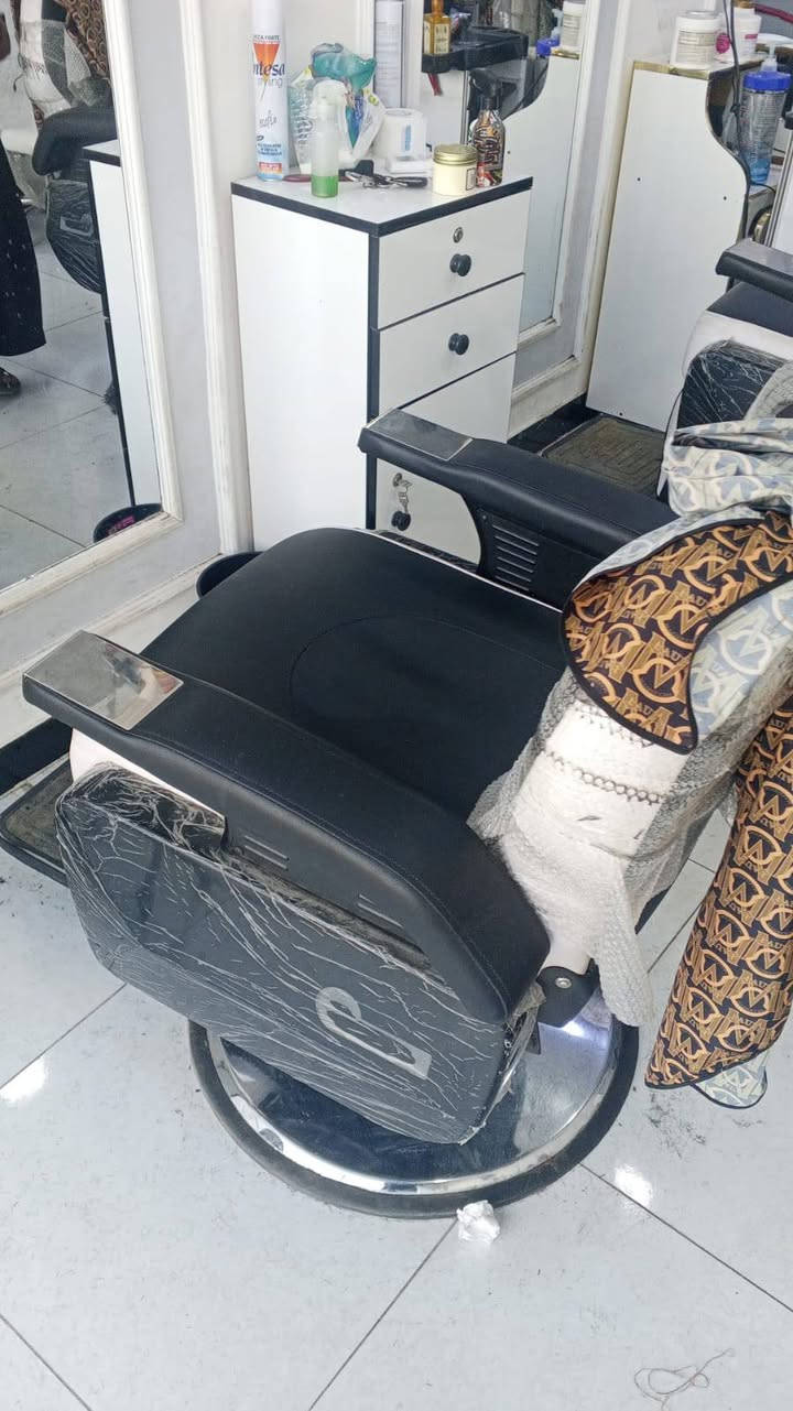 السلام عليكم اخواني كراسي نضيفات للبيع عنواني بصرة شط العرب متواجد عل واتساب ***********
