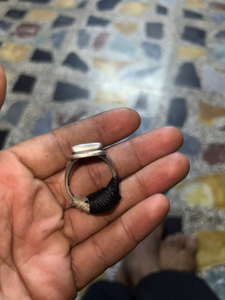 السلام عليكم ورحمة الله
محبس فيروزي قديم صياغه 
يدويه فضه ثقيله المحبس قديم
امانة الله كلش مرتب 
قيم بل يرضي 
*********** التواصل
