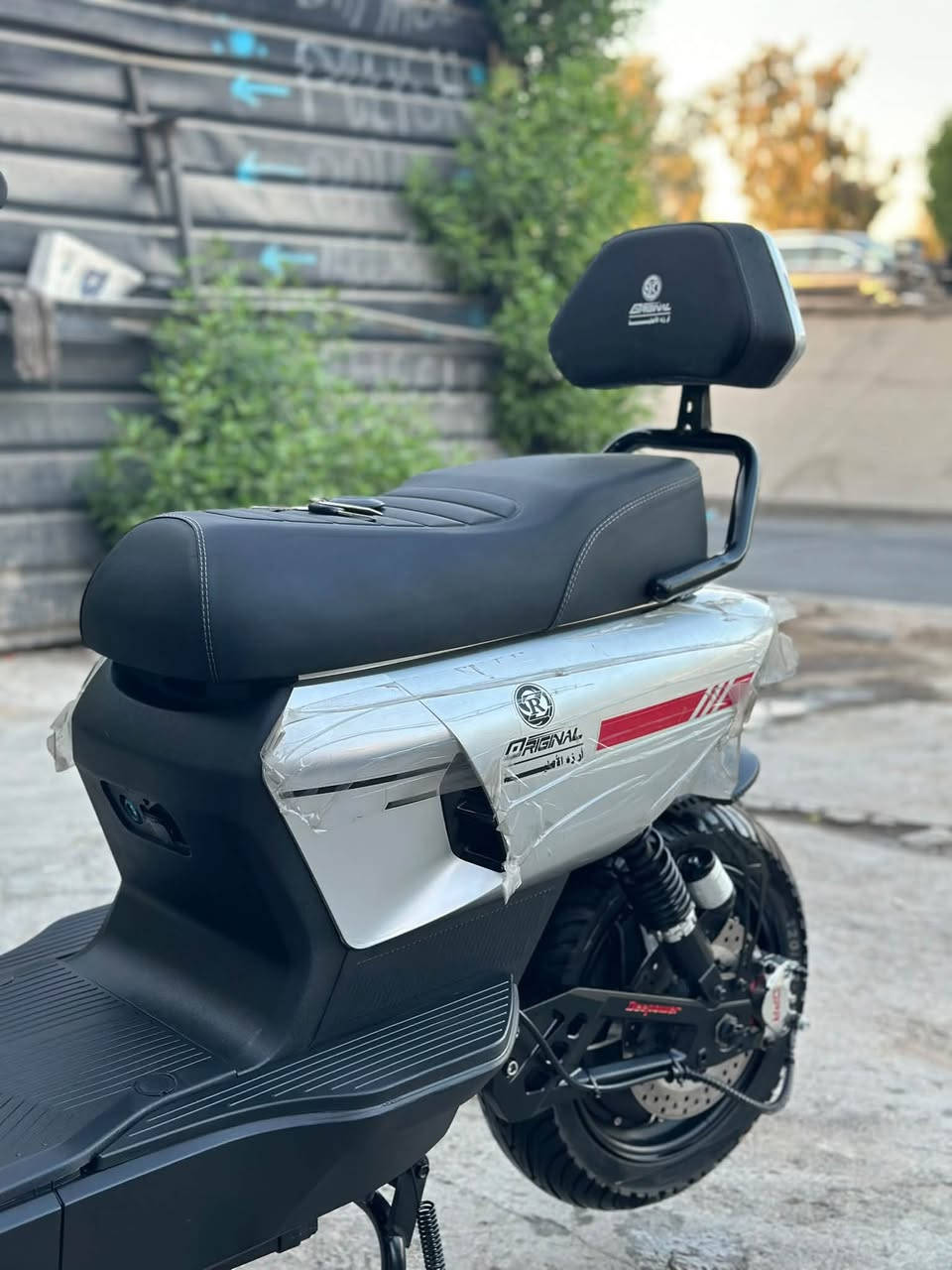 سلام عليكم ♥️
دراجه شحن ليثيوم من شركة دايون سيزر ZR
ملف 1400 حقيقي 
بطاريه تمشيك 75 _ 85 كيلو 
دبلات هيدروليك 
تاير 12 
نشرات بلاديه 
سويج بصمه كارت 
بك خلفي 
لد امامي ولد خلفي 
. 
♥️الله شاهد الدراجه مشتريه قبل شهر ونص اروح بيه للشغل وارجع . ونبي دراجه جديده اشتريته 1550 الف 
مكاني بغداد البياع 
رقم الهاتف ***********
السعر (( 1200 دينار  )) يعني مليون و200 الف

