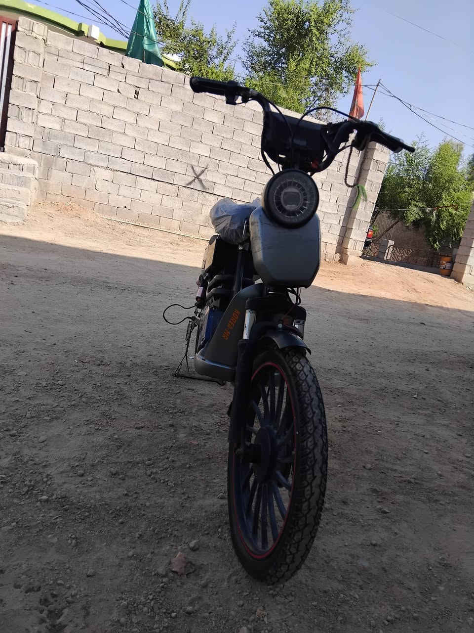 سلام و عليكم
دراجة شحن للبيع 4 بطاريت دراجة نضيفة امانت الله تاير خلفي جديد سعر ١٥٠ بيهة مجال بصيط مكاني ديالى بلدروز
