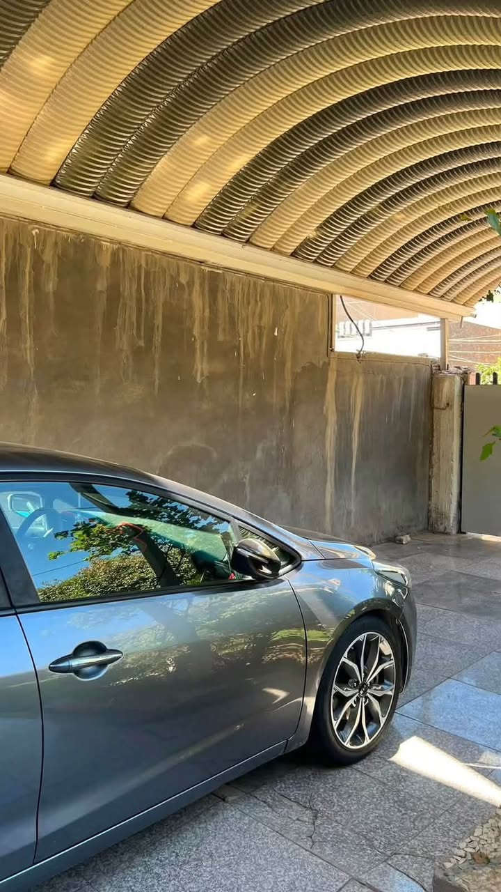 سلام عليكم
KiA Forte 2018 SX 
كيا فورتي ٢٠١٨ هاج باك 
رقم بغداد باسمي تحويل مباشر 
السيارة فول مواصفات اعلى مواصفات بالفورتي 
•مكينه 1600 تيربو دبل كلچ 
• فتحة سقف + بصمه 
• كشنات جلد لونين + كشن السايق كهربائي و ٣ وضعيات خزن ميموري 
• تدفئة وتبريد بالكشنات 
• تبريد قطعتين + شاشه كار بلي 
• شفتات ستيرن + ستيرن حرف D 
•رادار جانبي 
•حساسات خلفية 
•وبعد بيه مواصفات اكثر 
السيارة كلش جديدة حادثه سرقه قبق جنطة فقط ماشية ٨٠mi 
مكان السيارة حلة شارع ٤٠ 
***********
