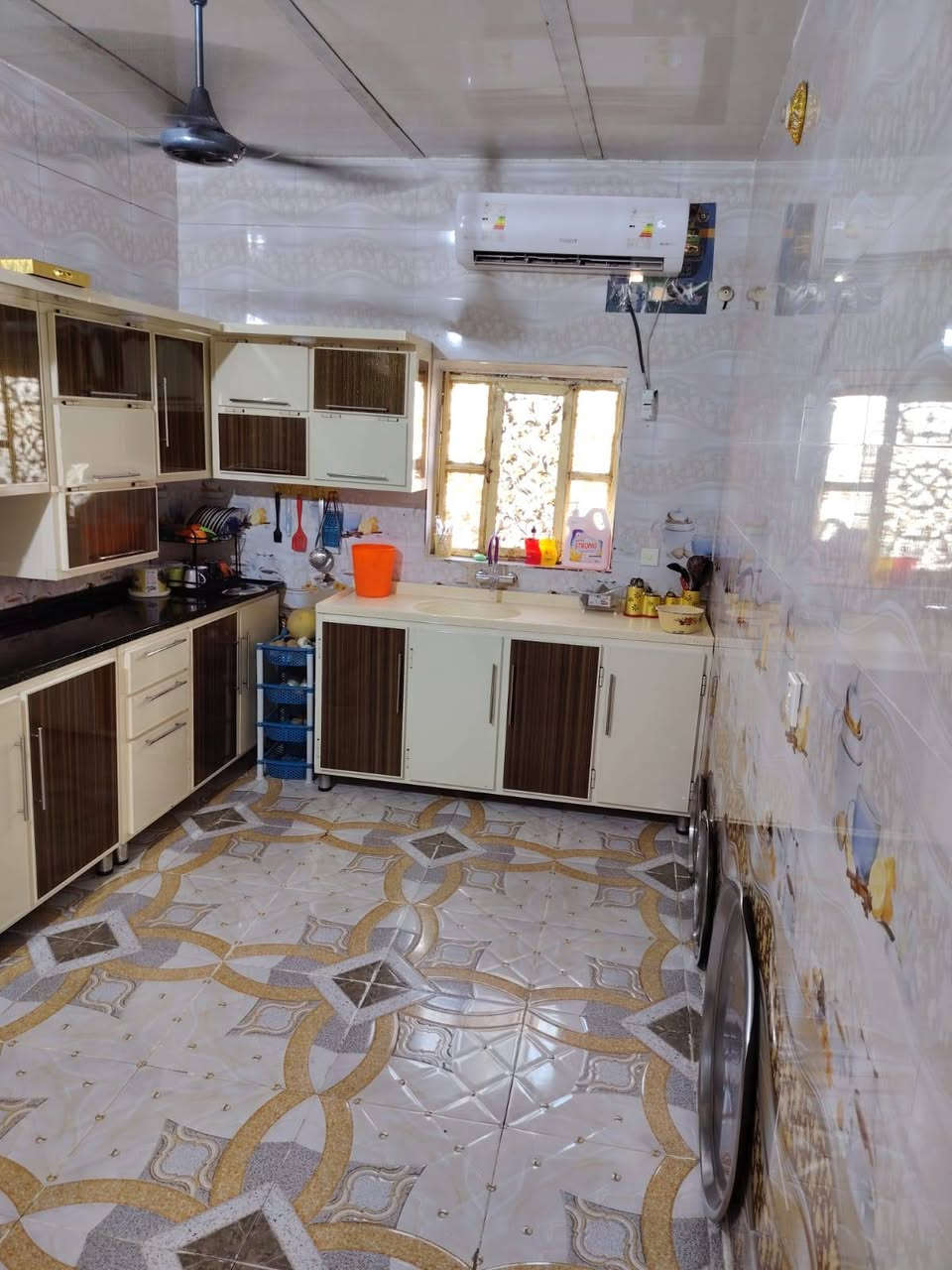 بيت حواسم للبيع مساحت الرض 300 والبنأ 100متر يتكون من غرفتين غرفه 7 ×4وغرفه 5×4 ومطبخ 4× 450وصاله 3 ×6 وصحيات داخليه وصحيات خارجيه وبي طرمه جبيره ومساحه وره البيت هم جبيره سعره 17 وبي مجال للستفسار ***********
