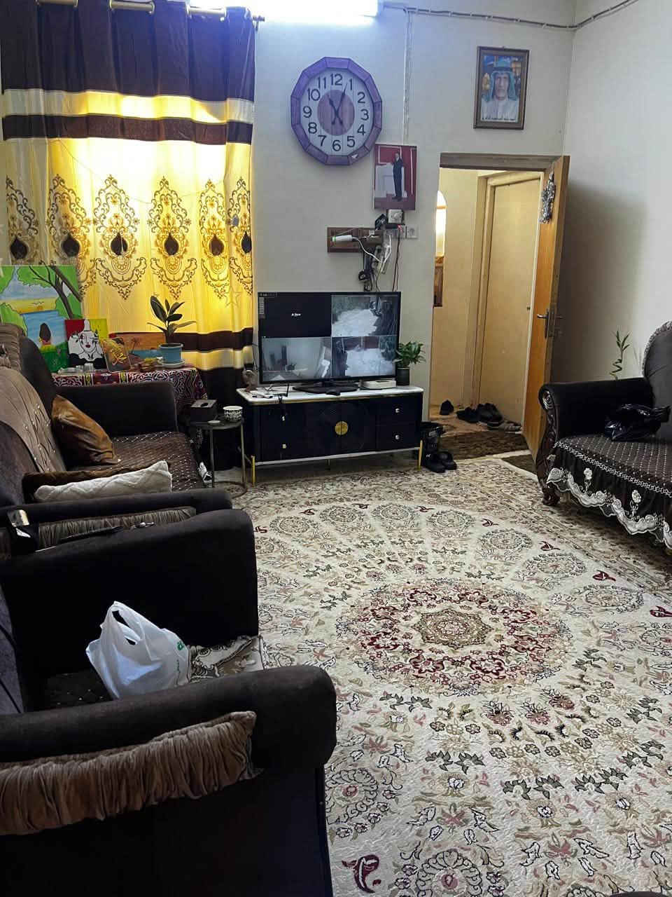 السلام عليكم بيت بلدية مساحة تقريباً 290 يتكون من مطبخ وصالة وديوانيه ومجمع صحيات ووغرفة ومخزن ايضاً يصلح غرفة مكانه البصره الجبيلة شارع السايلو رقمي *********** واي ستفسار انا خادم
