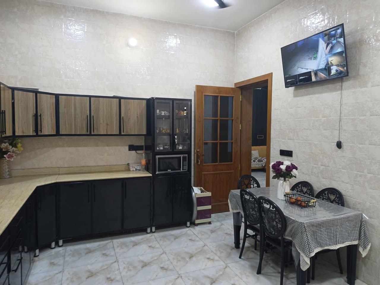 ‏رقم القطعة ١٦١٢٦
‏مساحة ٢٥٠م
‏وجه ١٠
‏نزال ٢٥
‏ماء وكهرباء ومدرسه ابتدائيه وثانوية قريبه 
‏كراج سياره 
‏حديقه
‏الطابق الاول
‏يتكون من مطبخ حار وبارد
‏كلدور يحتوي على صحيات غربي مع حمام
‏غرفه استقبال
‏صاله جلوس رئيسيه
‏صاله ثانيه
‏وموزع ومنور والمجموعة الصحية
‏المتكونة من منزع وتواليت شرقي وحمام مع الغربي
‏مخرج منور
‏٢ غرفه نوم
‏درج دائري دبل بايه 
‏الطابق الثاني 
‏صاله 
‏مجموعه صحيات مشابه للصحيات في الطابق الأول
‏غرفه نوم
‏٢ غرفه بالوجه غير مسقفه
‏رباط أرضي رفت كامل 
‏البناء حجر  سنه ٢٠٢٣
‏شارع ١٠م
‏نزله الشراع -  شارع ١٥ اللي بعد ورشه يعد الببلاوي ألرابط بين شارع الشراع ومجمع اليرموك - ٤ رفع على اليمين 
‏الدار مطلوب لصندوق الإسكان تريد تتحول عليك الأقساط تريد أرفع حجز وتحول البيت باسمك
‏واتس إب ***********
‏
‏
‏
