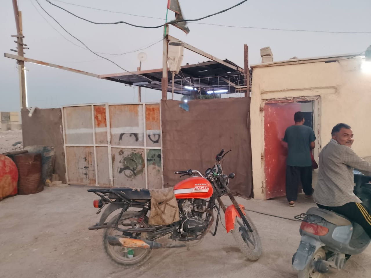 موقع البيع  حي الجهاد يحتوي على ثنبن مكاين افيكو 120تنصيب جديد  الحمل 650امبير قابل للزياده الاستفسار اكثر الاتصال ***********
