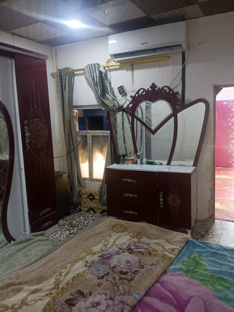 دار للبيع فقط مع غرفة اخشاب كاملة واصلية الثقيل +ماطور ماء+كيزر+تانكي+مروحة صقفية+مفرغة بيت خير من الله مساحتة الكلية 175 واجهية 13 متر مبني منة بس 60 والباقي مساحة غرفة نوم وصالة ومطبخ وتخاريج وكافة الخدمات انترنت حكومي مدارس  أهلية وحكومية وسوك على شارع العام تتمشالة البيت مرقم وشمول بل تطويب مكانة النجف الاشرف الكوفي شارع المطار القديم خلف اسواق الامير سعرة 17 وبي مجال وات ساب ‏‪***********‬‏ النجف, العراق
