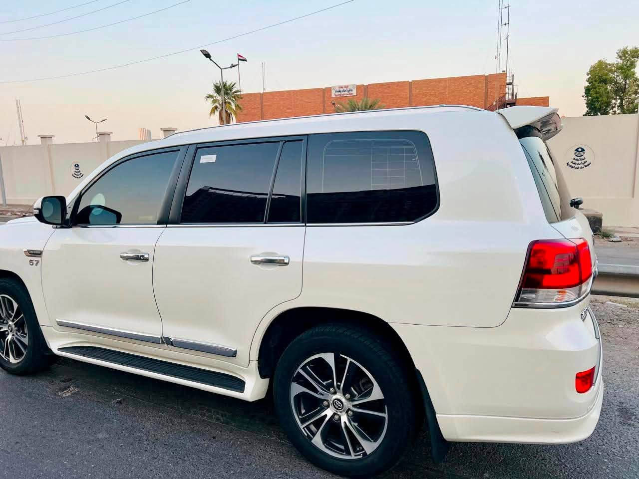 السلام عليكم 

تيوتا لاندكروز VXS اعلى فئه واعلى مواصفات 

الموديل :  2020 ساز 
 محرك 8 سلندر 5700 
كفالة عامه ومغله ppf من الزيرو 
ماشيه 62 الف كيلو 
رقم بغداد بأسمي 

المواصفات 

🔶جكات 
🔶رادارات 
🔶خمس كامرات محيطيه 
🔶كيلو متر ليزري
🔶 كشنات خزن + كهرباء +تدفئه وتبريد 
🔶تلث شاشات 
🔶داخل قرميدي
🔶صندوك كهرباء + بصمات ابواب وتشغيل 
🔶ستيرن كهرباء + فول تحكم 
🔶انظمه قياده وتعليق 
وبيها بعد هواي مواصفات…

صيانه شهريه بالوكالة (SAS) زيوت وفلاتر ودسكات وادامة عامة 

السعر 65,000 وبيها مجال 
العنوان بغداد 
رقمي ***********
