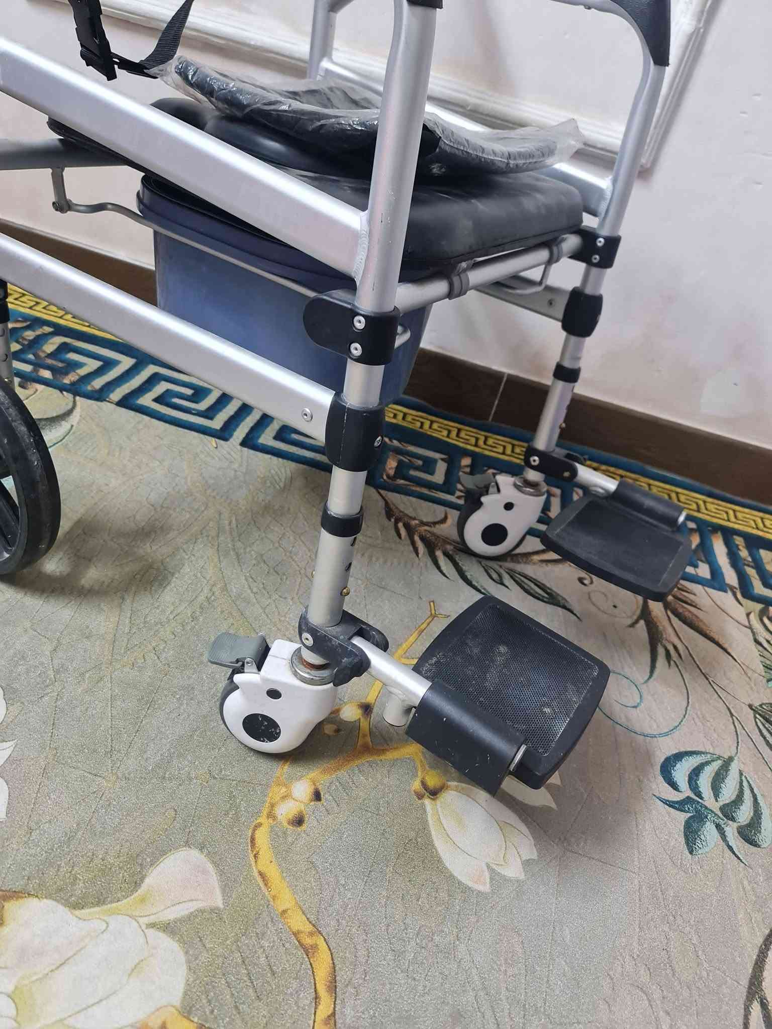 احتياجات خاصه 
عرض المقعد ٤٥ 
هيكل اللمنيوم 
١٢٠ الف 
***********
