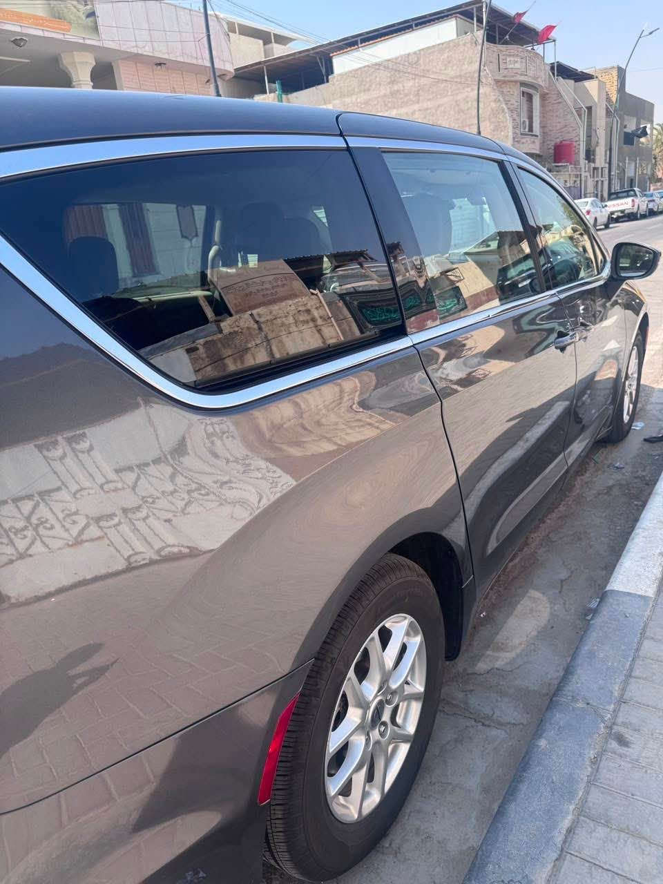 Chrysler Pacifica Touring L. 2023

🔴باسيفيكا 2023 

المواصفات : 

المحرك: 3.6L V6

الكير: أوتوماتيك 9 سرعات 

 الفئة: Touring L.

اللون الخارجي:رصاصي

اللون الداخلي : جلد أسود مع تطعيمات بيجي

مقاعد  خلفية منفصلة VIP

كنترول تبريد خلفي منفصل

خزن ميموري لكرسي السائق

اشاير مري

رادار جانبي نقطة عمياء 

تحديد مسار

سستم صوت متكامل HarmanKardon

شاشة Uconnect كبيرة 10.1 إنچ

‏Apple CarPlay + Android Auto

 دخول وتشغيل ذكي

تشغيل عن بُعد

أبواب جانبية كهربائية

باب خلفي كهربائي

كاميرا خلفية + حساسات ركن

مثبت سرعة

مرايات كهربائية

مقاعد جلد كهربائية 

إضاءة خلفية LED كاملة

نظام Stow ’n Go لطي المقاعد وتوفير مساحة تحميل كبيرة

وباقي مواصفات المعروفة

الحادث موضح بلصور فقط لا غيره

السيارة جاهزة ،حدادية جيدة جداً 
وتخم ايطارات جديد

رقم الهاتف 📞. ‭***********‬

📌 الموقع: [البصرة]

💰 السعر: [260] البصرة, العراق

