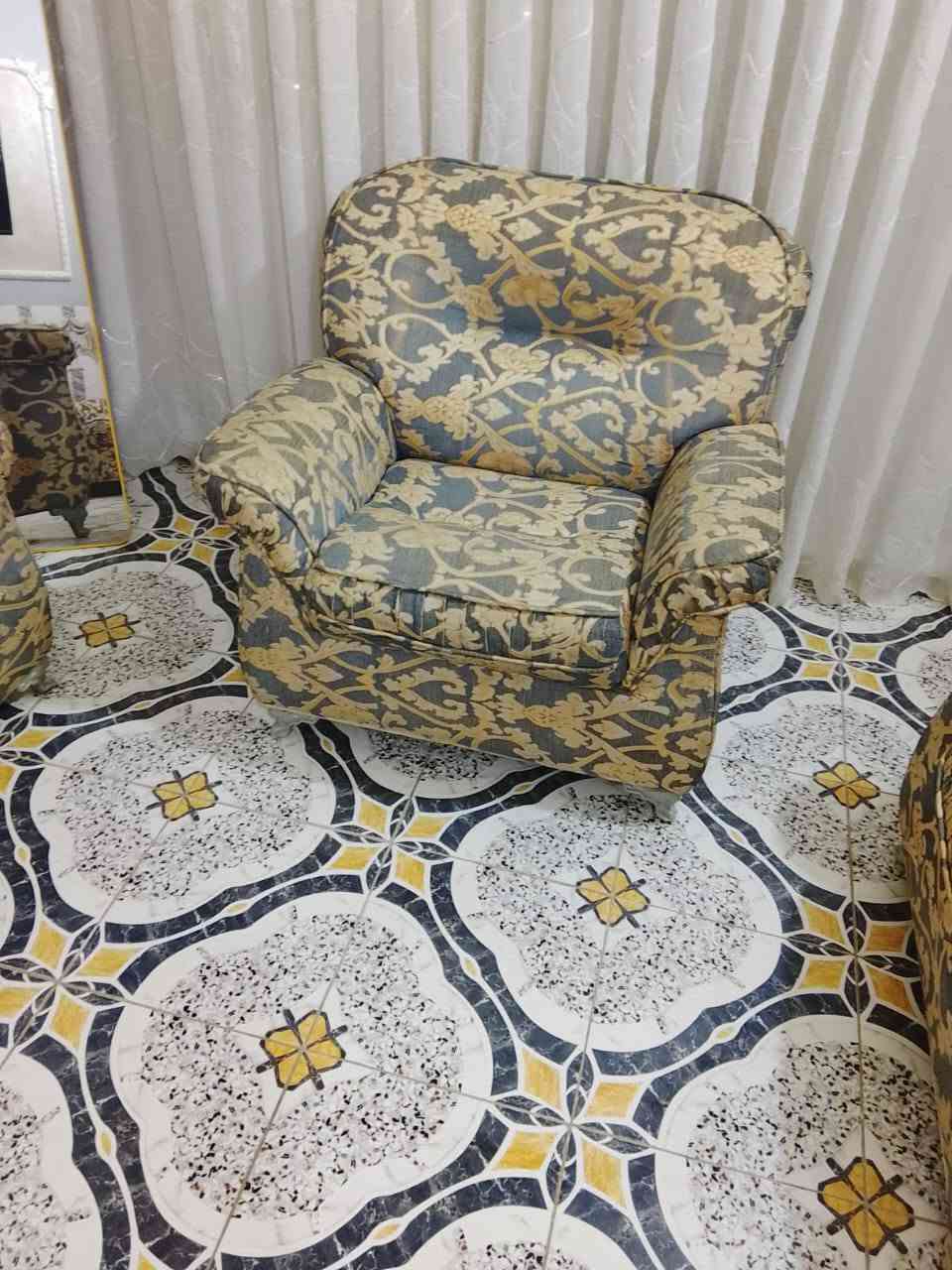 سلام عليكم 
تخم١٠مقاعد للبيع سعر٤٠٠وبيه مجال قليل 
مكان بلديات 
ه ***********
