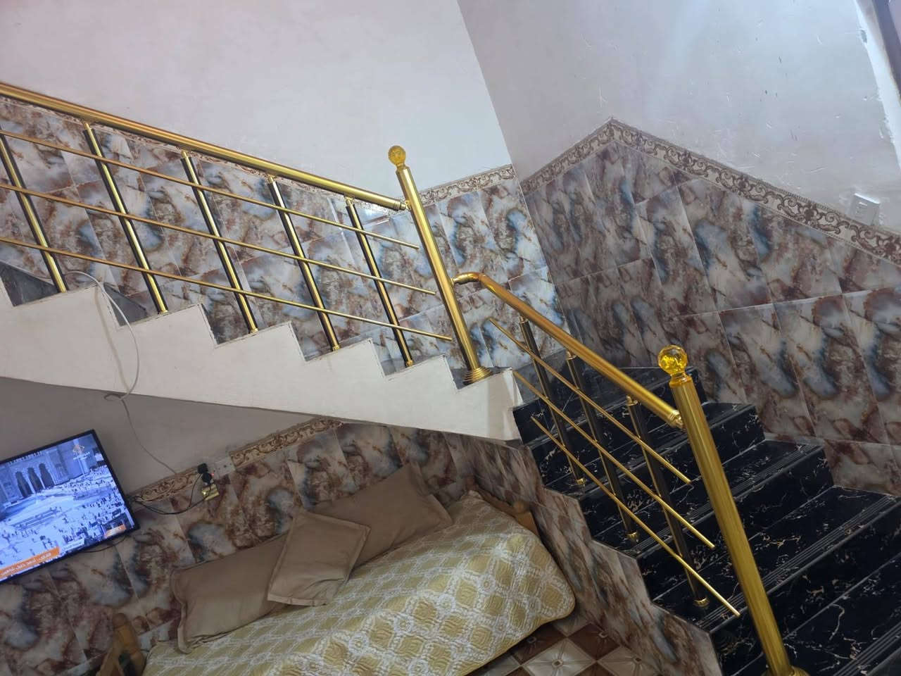 مشتمل البيع حي جبيريه الثانيه قرب سوق مريدي المساحة ١٢٥م شارع ١٠م غرفتين وصاله ومطبخ ستقبال كراج صحيات للستفسار اتصل ***********
