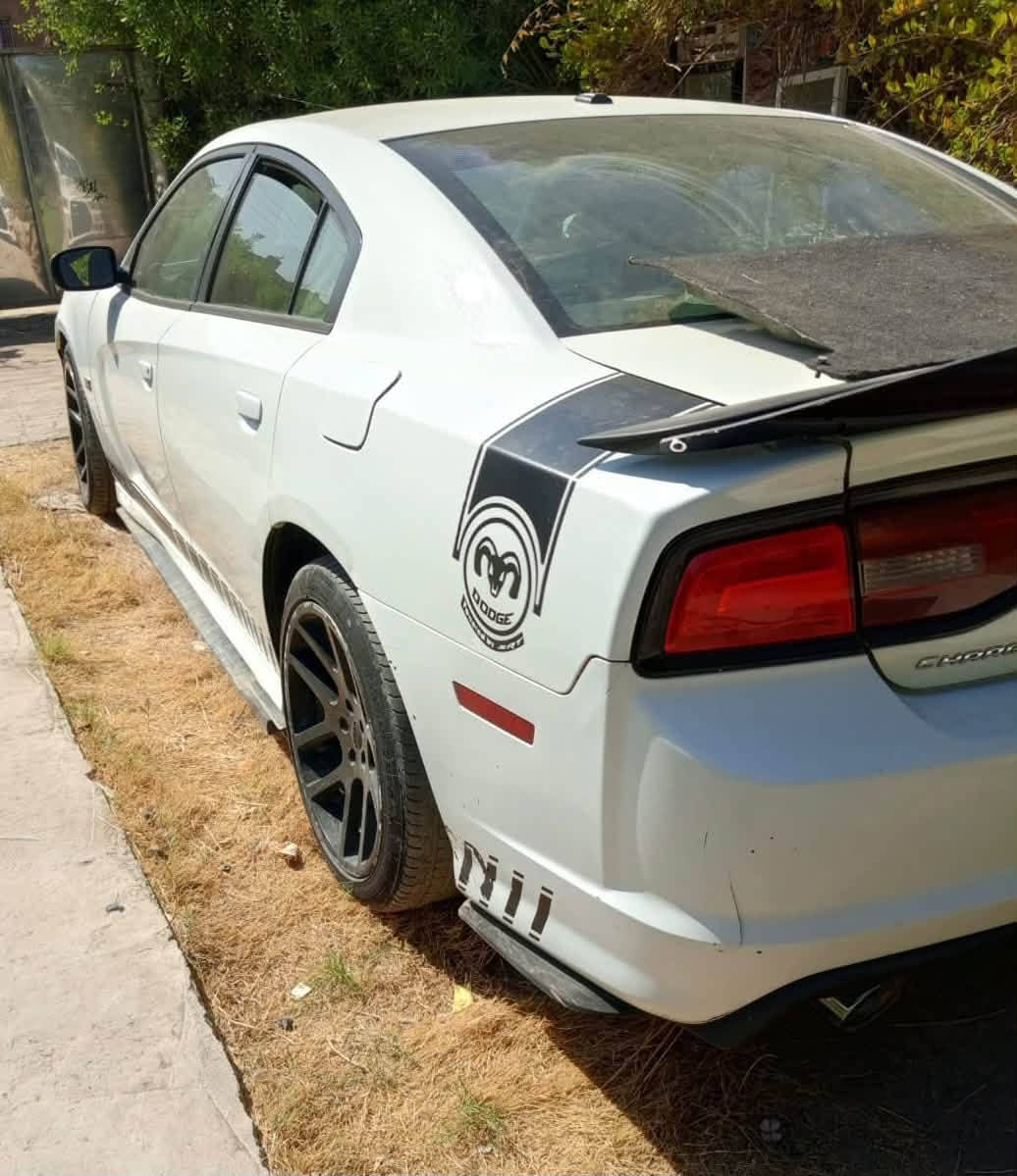 Charger
موديل 2013 

 محرك هيمي حجم 5700cc

 /8 سلندر 

لون ابيض 

كير اوتوماتيك 

السياره شغاله 

حادثها سرقه جاملغ ايمن ودعاميه اماميه  

وكاسره بستم حالياً الخانه السابعة
السعر 120 وبيها مجال 
رقم ***********
