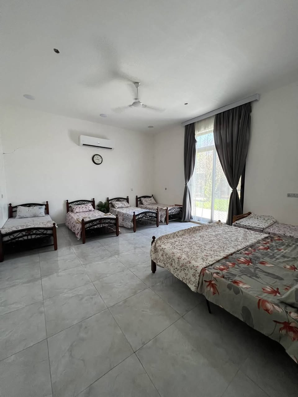🏡🌳—مزرعة الظِلال العائلية—🌳🏡
المزرعة للاعداد القليلة
موثقة بتطبيق اجرلي✔️
عيش اجواء الريف في مزرعتنا 🍁🍂
-فيلا متكاملة🏡 مطلة على المزرعة مكونة من صالة  ومطبخ حار بارد وصحيات وغرفتين نوم
-حديقة كبيرة 🏞️🪴
-بستان واسع من اشجار المشمش🌳 والنارنج🌲يحيط بالمزرعة
-مسبح كبير 6*11🏊‍♂️ عمق تدريجي من135 الى 210 في حال الملئ بالكامل ويمكن خفض المستوى 
-كراج داخلي 4 سيارات
-ادواة للشواء ومكان شوي ⛺️🔥
-جلسات خارجية
-انترنت مجاني مفتوح 🛜
-بليارد 🥢🎱- منضدة 🏓- وترامبولين -  ومراجيح 
العنوان:بغداد-التاجي . تبعد 15 دقيقة ع الكاظمية
للحجز والاستفسار:*********** وات ساب
