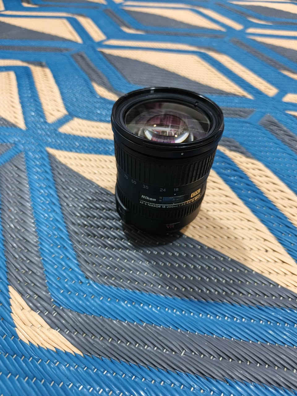 السلام عليكم للبيع عدسه نيكون18-200(DX-VR)
نظيفه كلش شغاله اتو ومنوال ومانع اهتزاز 
سعر ب225وبيها مجال الشراي مكاني بغداد ساحة عدن 
رقم***********اتصال رقم***********واتساب
او خاص
