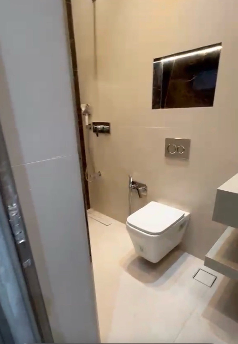 وحده سكنيه حي الاندلس المنصور 
غرفتين وصاله ومطبخ وخدمات مناور ثنين وبالكونه وخط مولد وخط نت وسخان وتانكي وبوستر ماء
السعر مليون طابق اول بناء حديث غير مسكون