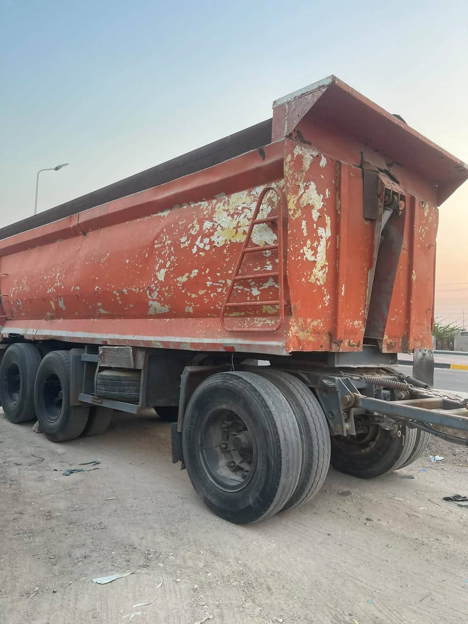 للبيع مقطوره دناكير 14 وزنها 7 طن السعر 80$ مكاني البصره الزبير معرض المجتبى ***********
