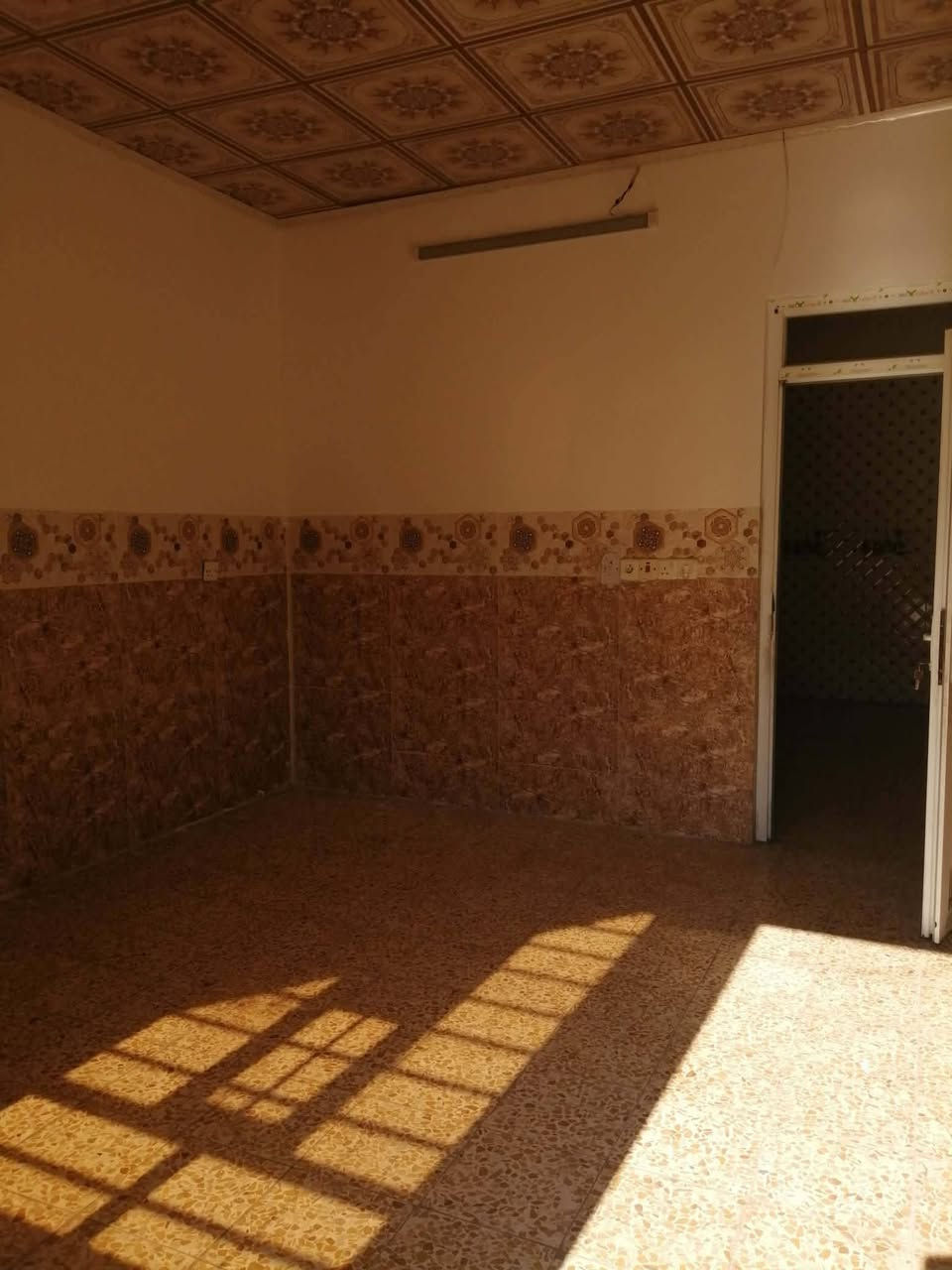 السلام عليكم 
‏دار للبيع في حي السماح الاولى 100 متر سند طابو الزهور 
‏ طابق واحد يتكون من غرفة نوم وهول واستقبال ومطبخ وصحيات 
‏قرب مدرسة مكة
‏للاستفسار التواصل على الرقم... ‪***********
