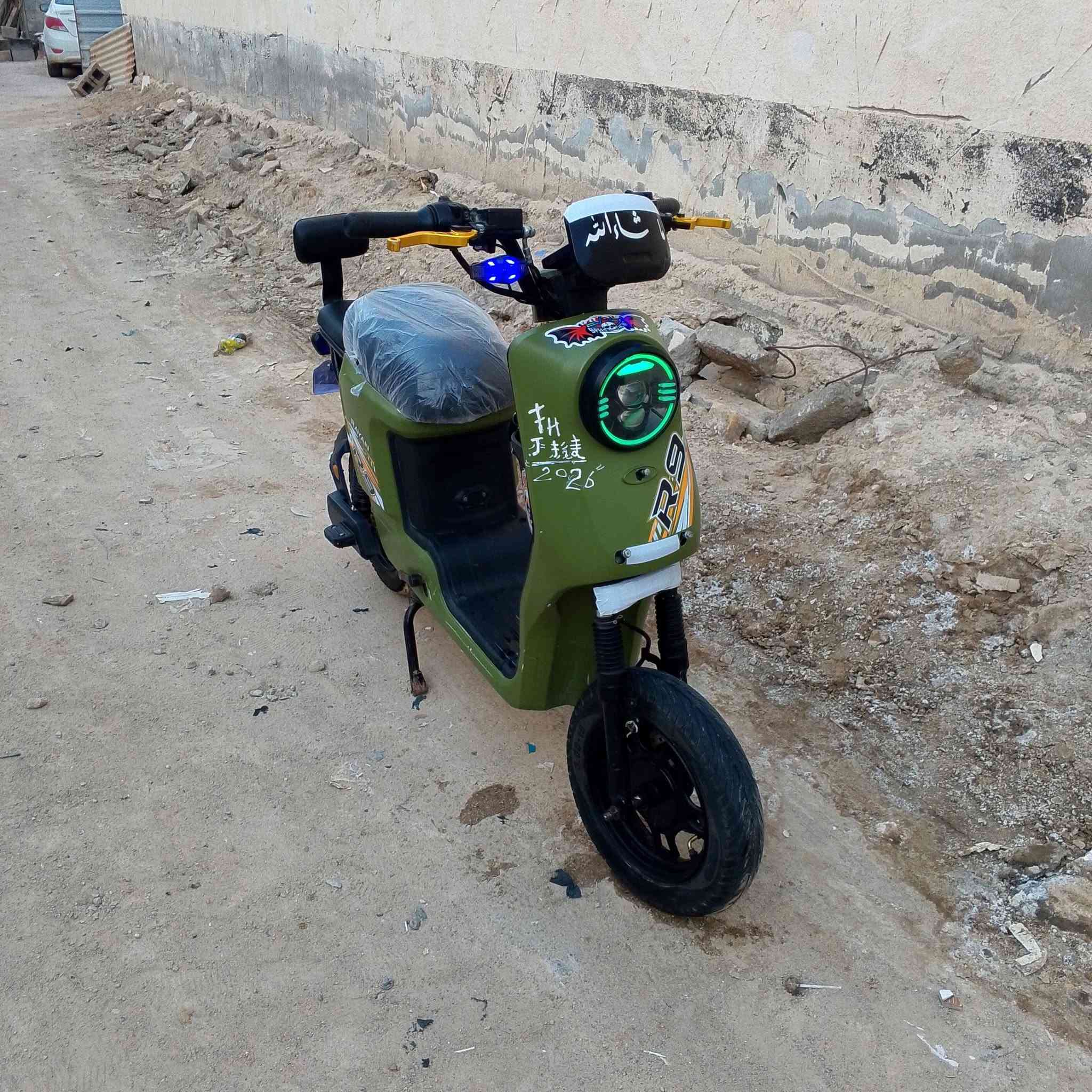 للبيع دراجة R9 ريان مديل 2026 (بطاريات جدد) 
5 بطاريات جدد 26 امبير سوبر ريان 
ملف 1200 حقيقي 
سرعه 65 حقيقي
هورن +3 نمر +دبل اشارة
+ نظام البك R خلفي+ اشارة يمنى يسرة 
سكنات ولايت لد عالي ناصي رماش
+بلوتوث عالي+شاشة حديثة تحدد عندك العطل والفولتية والكيلو متر+ اصابع بريك ذهبي رياضي+سكليتر جديد+ويل جديد+دسكات جديدة
ويجي وياها شاحنها الاصلية والبايدرات والزنجيل دراجة نظيفة لاخر درجة بطاريات توه شديتهن فقط بيها شخوط بسيطة وبريك كدام ميشتغل ماتحتاجه الخلفي شغال يعني نظيفة ماتخسر عليها ربع دينار مكاني ابو الخصيب للتواصل ***********
