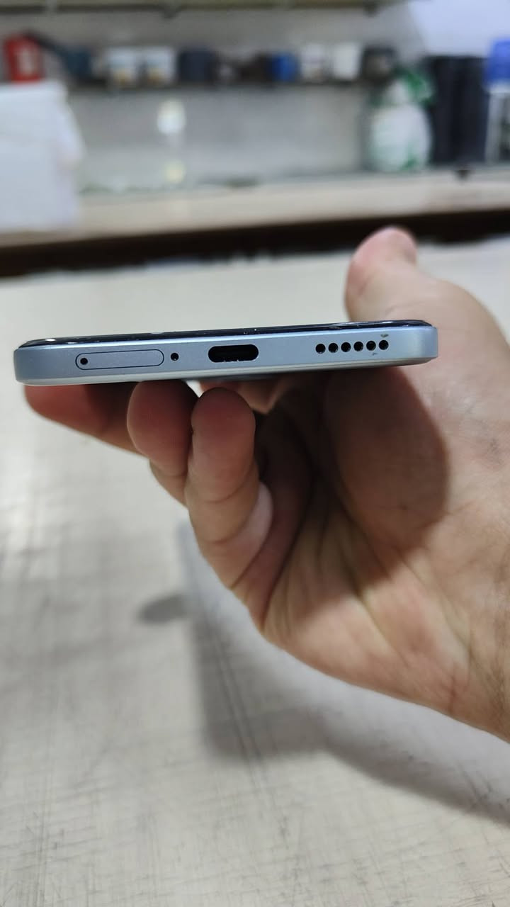 Redmi note 15 pro +

شريحتين + esim
الذاكرة : 512 GB

المعالج : Snapdragon® 7s Gen 4 Mobile Platform

RAM : 12 + 6

الشاشة : AMOLED بحجم 6.83 بوصة، دقة 1.5K (2772×1280)، وتردد 120Hz، سطوع أقصى 3200 nits، مع Dolby Vision وHDR10+ وحماية Gorilla Glass Victus 2.

الكاميرا الرئيسية: 200MP مع مثبت بصري OIS ومستشعر 1/1.4 بوصة، إضافة إلى 8MP Ultra-Wide. تصوير فيديو حتى 4K/30fps.

السيلفي 32 MP 

البطارية: ضخمة بسعة 6500mAh.

الشحن: سريع بقدرة 100W HyperCharge.

الوزن: حوالي 207–208 غرام.

كارتون والغراض كاملة مع الملحقات

السعر : 580 وبي مجال

للاستفسار : ***********

