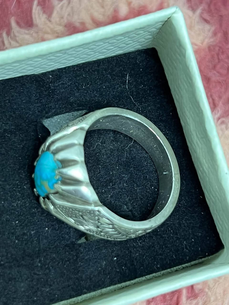 💎خاتم من الفيروز النيشابوري الطبيعي بعروق ذهبية مميزة 
💍 صياغة يدوية فاخرة بالكامل قلمزني نقش بالفضة بيد المبدع الأستاذ الكبير ( پاكباز ) مشهد المقدسة 
🪬فضة عيار ثقيل 950
***********
