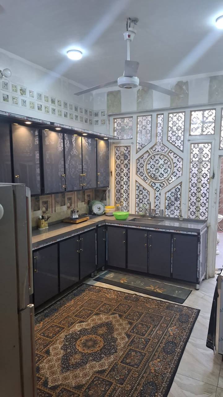 بيت للبيع مساحه ١٥٠ متر طابقين حي السيده زينب بناء جديد 
طابق الأول ٢غرف نوم وصاله ومطبخ واستقبال وصحيات ومناور اثنين 
الطابق الثاني ٤غرف نوم وصاله وبيتونه وسطحين بناء درجه اولى مطلوب مبادره ٧٥ مليون كل شهر ٣٧٠  البيت قرب اسواق عون عالحولي يرهم مراوس او بيع 
***********
