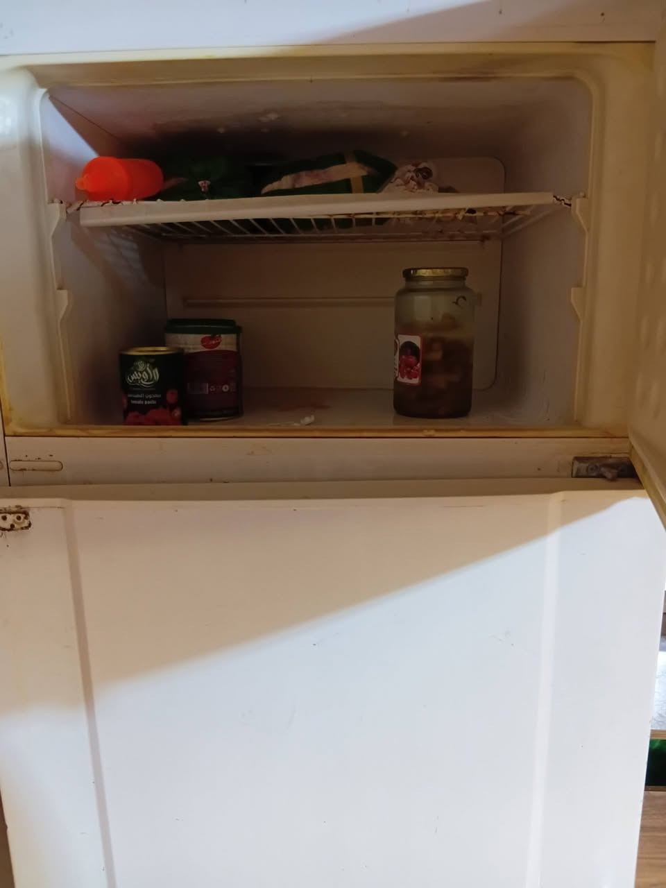 ثلاجه حجم كبير البيع فريزر تجميد بس الجوه ضعيف تبريدها السعر 150 الف
وتساب ***********

