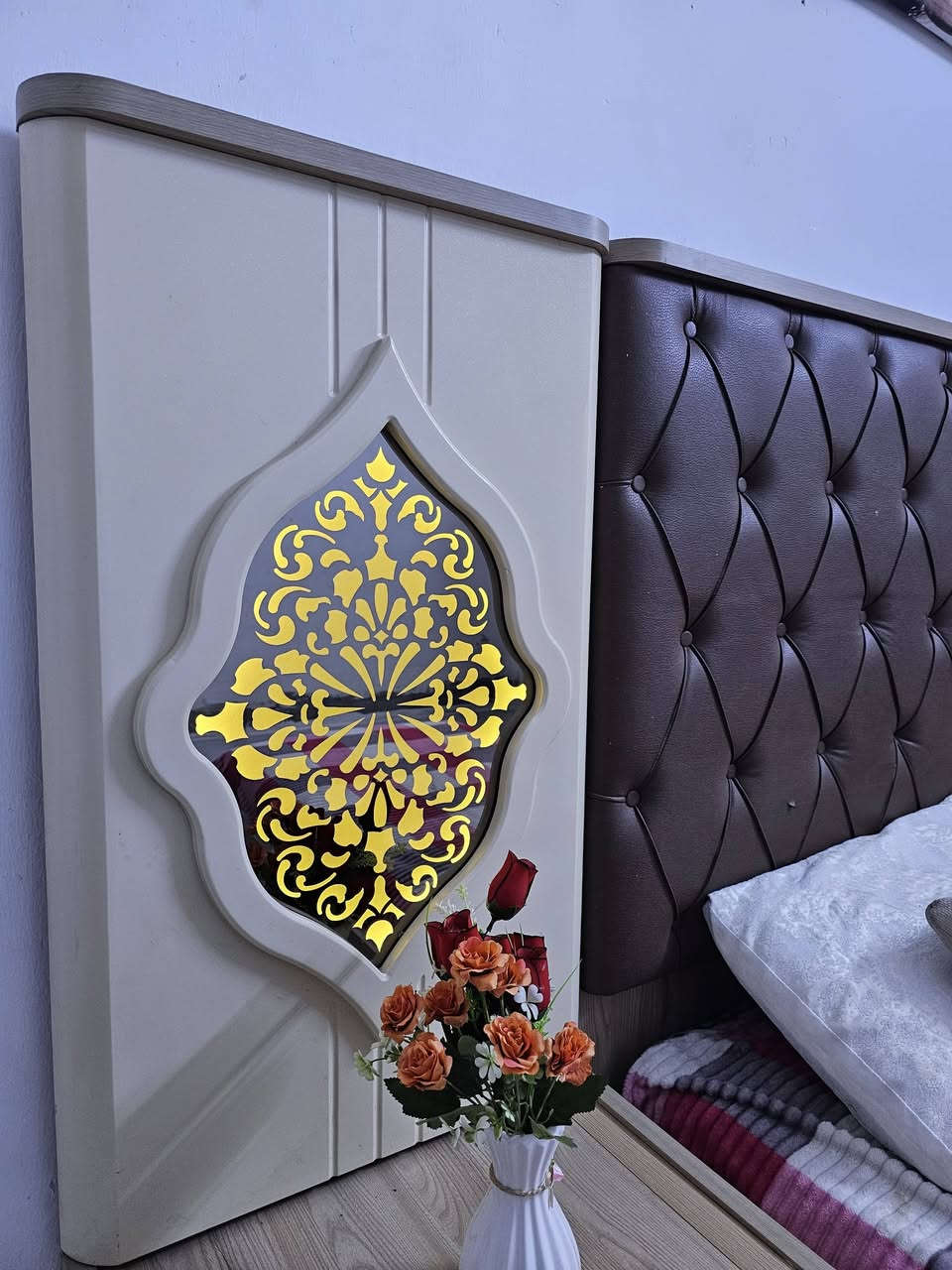 غرفه تركيه شبابيه جديده كلش نضافه ١٠٠/١٠٠ ضخمه كلش تتكون من ٧ قطع+ اناره المكان بغداد الاستفسار الرقم ***********
