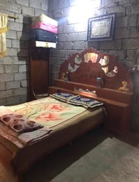 غرفة نوم • تخت • مراية