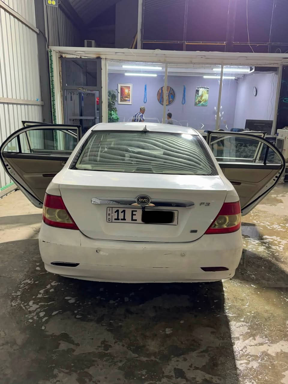 السلام عليكم ، BYD F3 2013 

رقم بغداد(11)الدولي سنويتها لل2029 

محرك 1600 لانسر ((ياباني)) والكير عادي 5 نمر ايضا لانسر ((ياباني)) 

المحرك والكير بلاد وليس تحوير ⚠️ 

السياره عليها ادامه كامله من بلكات نوزلات فيت بم حتى (منضومه التبريد جديده)

السياره بيها جراد خفيف وموضح بلصور والهلاهات مصبوغات اثر خياسات 

السياره استخدام شخصي ومال بيت موديتني ومرجعتني ونعمه من الله 

السعر: 57 وبيها مجال بسيط للطيبين 

العنوان: بغداد الدورة 

محمد العبيدي : ***********
