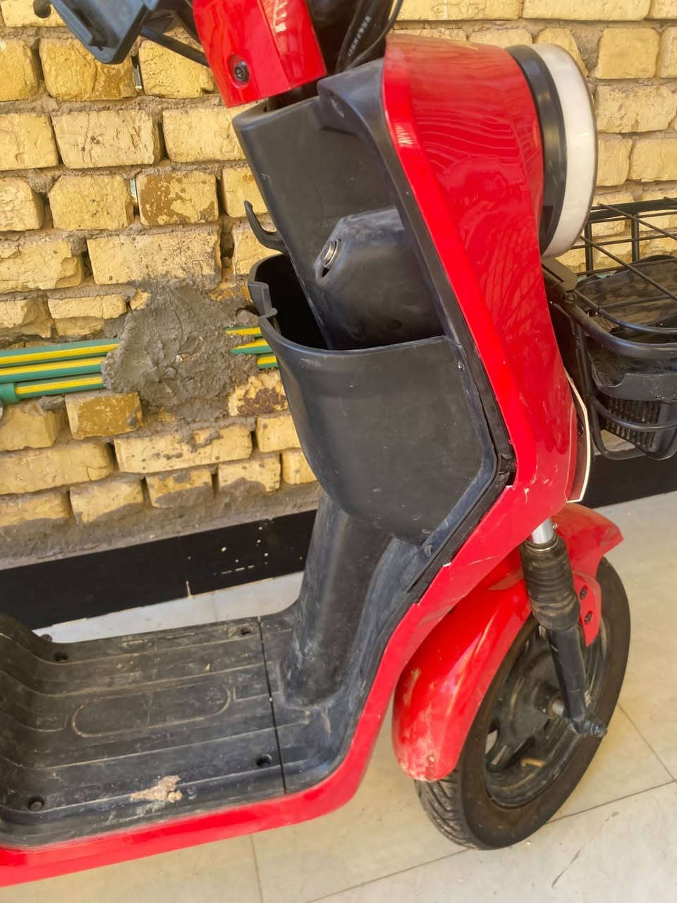 باسكل شحن R9 للبيع 🛵
موديل 2026، قبل شهرين طالع من المعرض.
نظيف 100/100، البطاريات أصلية ونظيفة، وما ناقصه أي شي.

⚠️ بيه بس كسر بسيط بالكفر الأمامي.

💰 السعر: 350 وقابل للتفاوض البسيط.
📍 المكان: كربلاء – طويريج
📞 للتواصل: ***********
