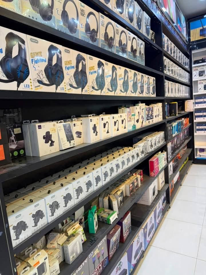 السلام عليكم
ديكور شركة هواتف نظيف جدا
مفصخ وجاهز للنقل ومتوفر توصيل
7 فاترينات ارضيه
4 فاترينات زجاج جداري
4 فاترينات بورد
كاشير 4 ونص متر قطعتين
فاترينات ارفوف

السعر 5 مليون 
***********
