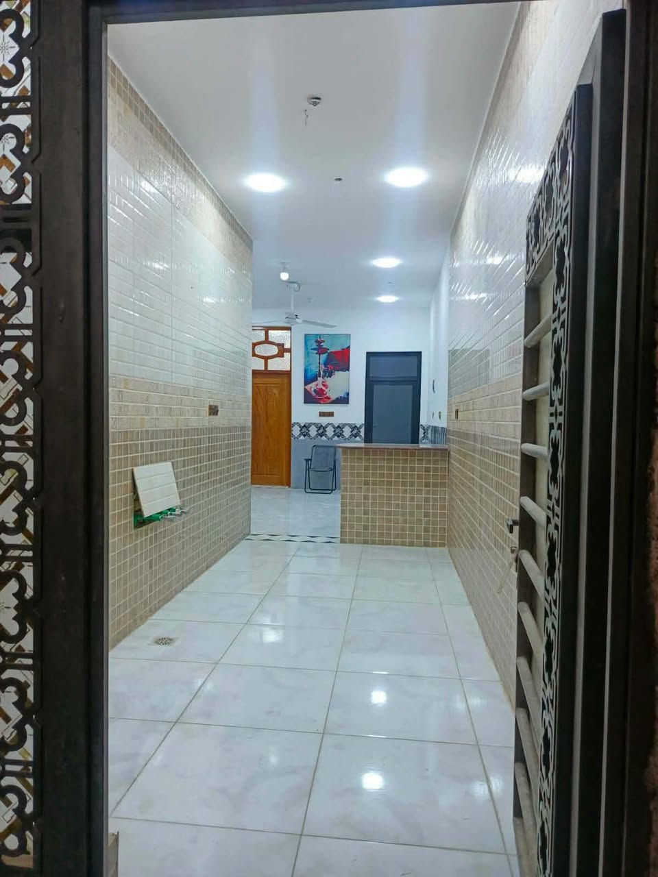 ١٠٠م • مؤثث بالكامل • بناء حديث