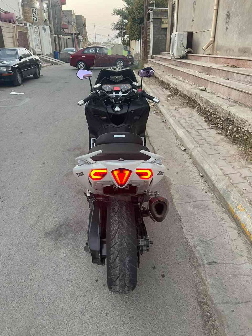 السلام عليكم تيماكس ٢٠١٧جديده طالعه من كشي وكلاشي ماشيه  عداد المسافه ٢٤ يدات رياضي جامه رياضيه صالنصه رياضي اي ستفسار على الرقم ماموجود على الفيس ***********

نص مكتوب في الصور:
- 2/2 ОБЩАЯ ОЦЕНКА: 3 Оценка двигателя: B Оценка электроники: O Оценка рамы: B Внешний вид: C Передняя часть: B Задняя часть: O Стартовая цена (?) 550 000 ¥ 762 692 P Конечная цена (?) 632 000 ¥ 816 498 P Статус: Продан