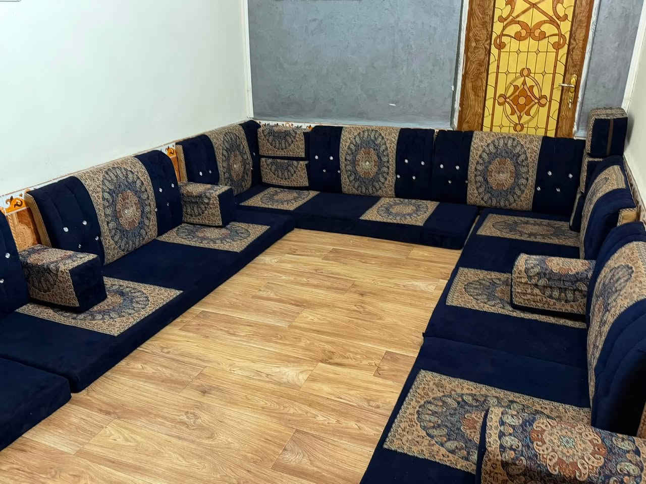 غرفه نوم نجاره وديوان ومكينه كلهم جدد واستخدام قليل للبيع 
الاستفسار ع رقم ‭***********‬

