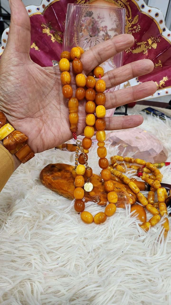ملك المسابح الكهرب الألماني
🍁🍀🍁
هو الملك الي يقتني اكيد حسب 
المقدرة والامكانية هواية صعبة ♧
هذه التحفة بوزن ٦٠ اغرام كركوشة
من الذهب مطعمة بحبات الكهرب 
٣٩ حبة ♧القصة الوحيدة لاتتغير
     💐 في الكهرب الألماني 💐
            الشاهد استندر 
ربي تكون  لعاشق ولهان ميسور الحال للتحف النادرة في زمن كثر
فيه الغش والاستنساخ والتلاعب 
          بخامات الكهرب
    الاستفسار العراق ♧ أربيل
《*********** ♧ *********** 》

