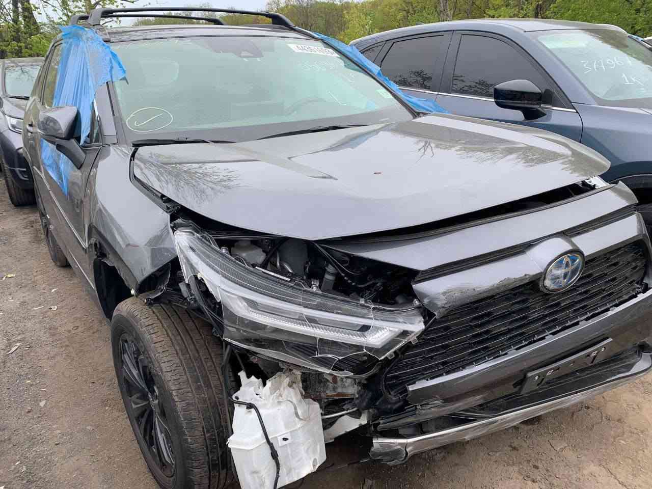 للبيع — Toyota RAV4 SE لون فيلي مميز موديل 2022
راف فور SE وارد امريكي بحالة جيده جداً
 مواصفات فئة SE الكاملة:
• شاشة معلومات كبيرة مع Apple CarPlay
• كاميرا خلفية وحساسات
• فتحة سقف
• تشغيل بصمة وستارت
• رادار ومنظومة أمان Toyota Safety Sense
• مقاعد رياضية مريحة
• تحكم بالسكان + مثبت سرعة
• جنوط رياضية أصلية
• إنارة LED كاملة
• تكييف ممتاز جداً
• اقتصادية بالوقود واعتمادية عالية
ماشيه 86000 ميل 
التواصل *********** 
السعر 18000 دولار 
المكان بغداد حي الجهاد
