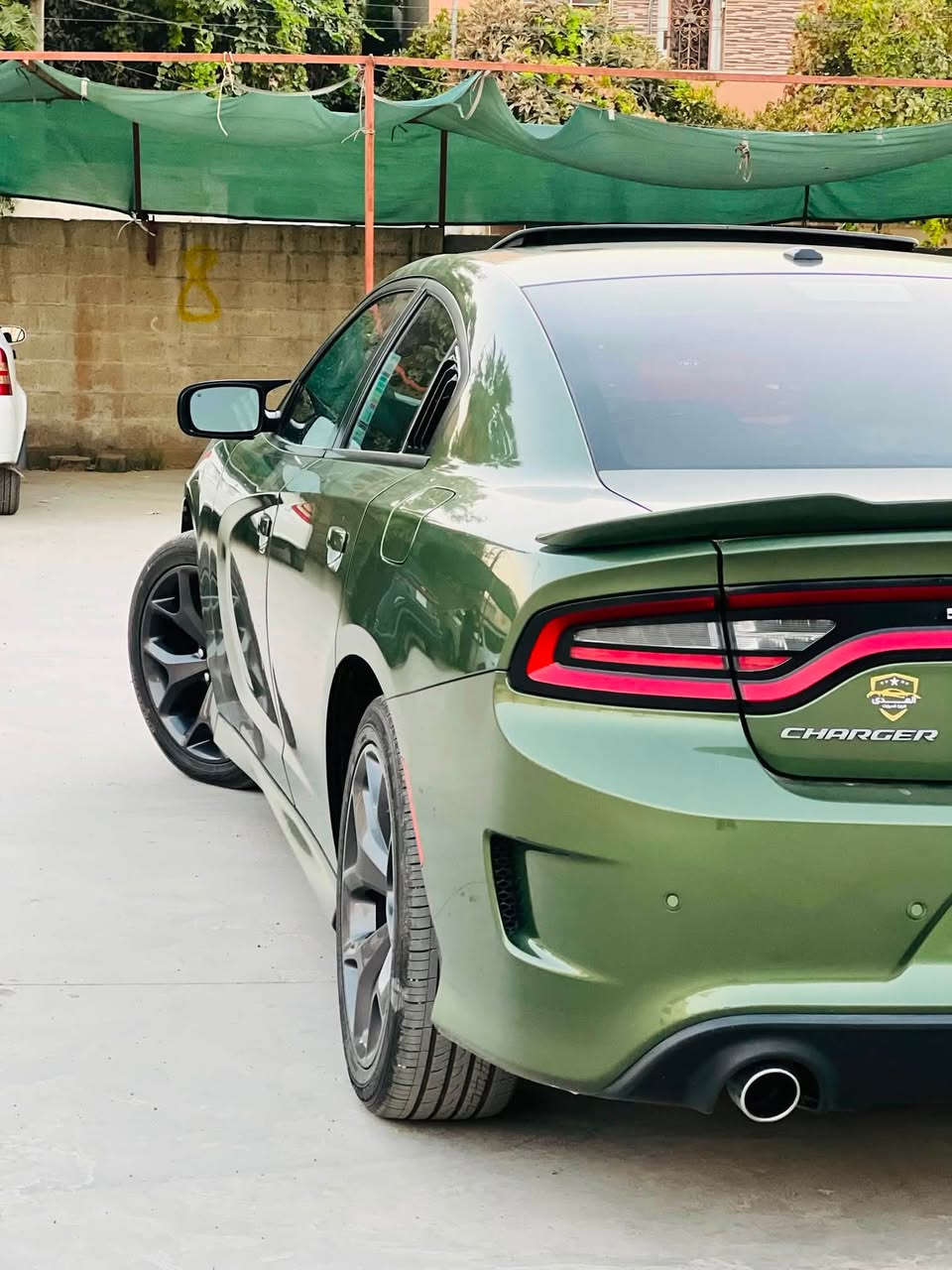السلام عليكم 
(خليجي) جارجر GT موديل 2019 
سعة المحرك (3.6)v6 
المسافة المقطوعه 79m 
الاضافات 👇👇👇👇
فتحت سقف سلايد
كراسي جلد ابيض 
شاشه كبيره 
بلاك توب 
لايتات زينون LED 
كراسي تدفئة
شفتات ستيرن كيرات 
ويل 20
كرسي كهرباء 
تشغيل عن بعد 
سوبر تراك باك 
فول فول للأخير بس بدون رادار جانبي 
الضرر بعض مكانات صار حالوب ومصلح pdr   
والسياره كلين 
مكان السياره /موصل حي الميثاق 
التواصل ***********/***********

