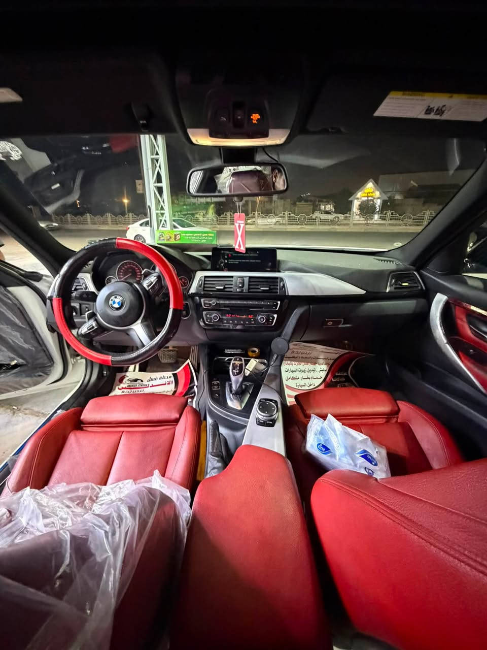 BMW f30 328i 2016 x drive
محرك 4 سلندر توين تيربو 
M package اصل
تراك هاندلك بكج
ماشية حالياً 118 الف كيلو وليس ميل 
سيارة بدي ودواخل M بكج 
حساسات امامي ، خلفي ، كاميرا 
مقاعد sport seats لون احمر
بيها اربع انظمة قيادة + لانچ كونترول 
تدفئة مقاعد + خزن ميموري+ تدفئة ستيرن
شاشة چبيرة + ماوس چبير لمس 
دخول بدون مفتاح + صندوق يفتح بلرجل
وكل قطعه بيها اصلية 
البريكات M performance 
السيارة وارد كندي بيها بنيد مبدل بنفس اللون 
 هنا بلعراق اندعمت عندي وصبغت جزء من الجاملغ عكس السائق مع تعديل بارد 
 واكو بارد صغير بل بابين ايضاً 
واكو ملاحظات بسيطه بلبدي 
السيارة رقم دهوك جديد
والسيارة باسمي 
السعر 173 مكان السيارة بصره
رقمي
 ***********
