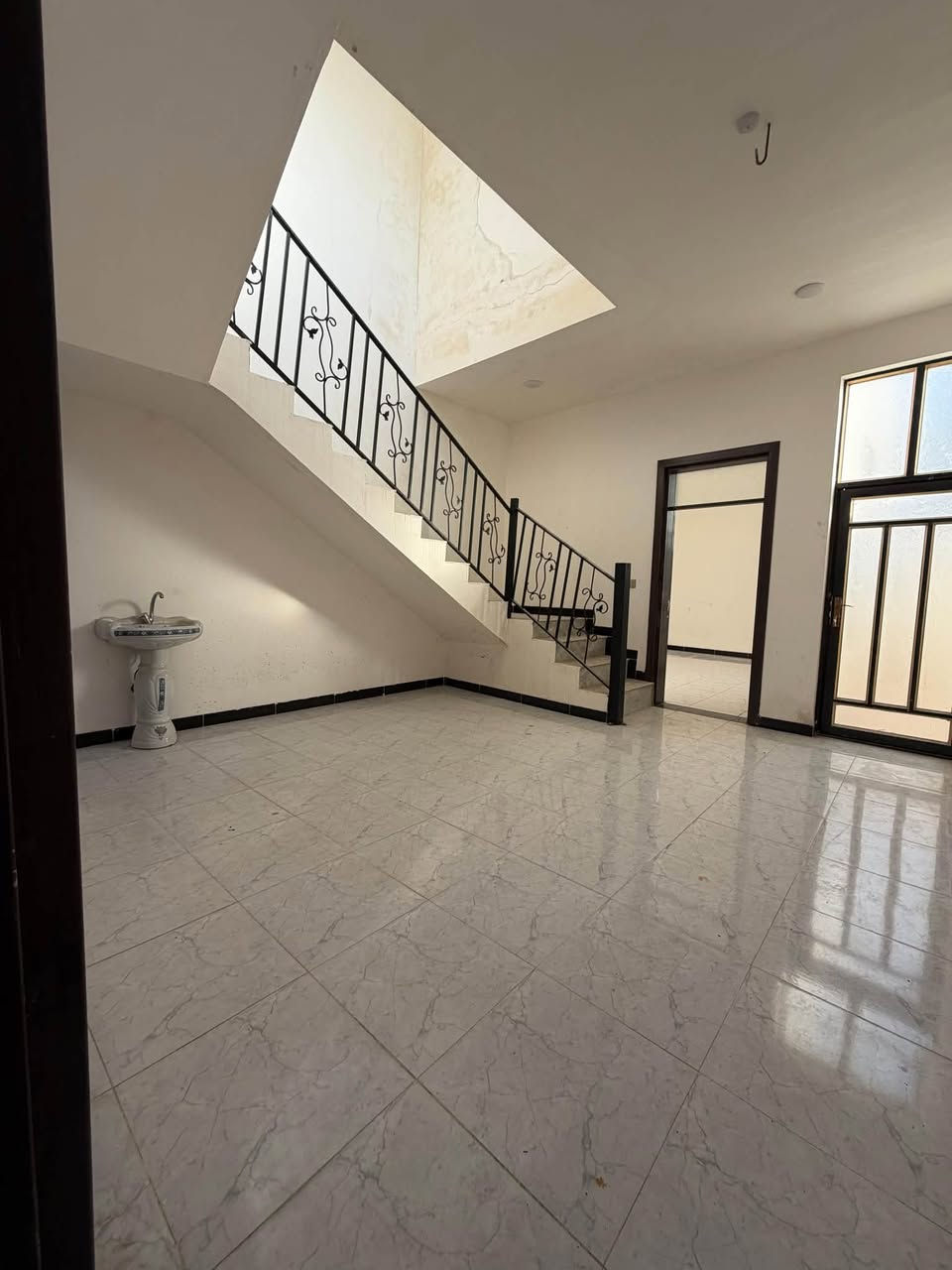 🔥 بيت للإيجار بسعر مميز جداً 🔥

🏠 حي الشهداء – التوزيع الجديد
📍 قريب من الشارع العام
📍 مقابل محطة جوهرة الفلوجة النموذجية

✨ البيت شخط واحد مابي ومرتب وجاهز للسكن.

🔹 كراج
🔹 استقبال
🔹 صالة
🔹 غرفة نوم
🔹 مطبخ
🔹 حمام داخلي
🔹 حمام خارجي
🔹 مناور عدد 2
🔹 كيزر

💰 سعر الإيجار: 250 ألف فقط بالشهر 🔥

📞 *********** اتصال
📱 *********** كورك / واتساب
