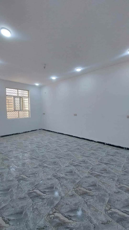 بيت طابو زراعي مساحة ٢٢٠متر بناء حديث كامل مابيه اي نقص كونكريت مسلح يقع في حي الجامعه نهاية شارع عشرين يحتوى على غرفتين نوم واحده سويت صحيات داخليه وخارجية استقبال كبير صالة مطبخ حار وبارد حديقة وكراج سيارة كهرباء ثري فيرز. الاتصال على الرقم *********** السعر ١٣٠
